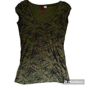 Sneaker patterned fitted tee